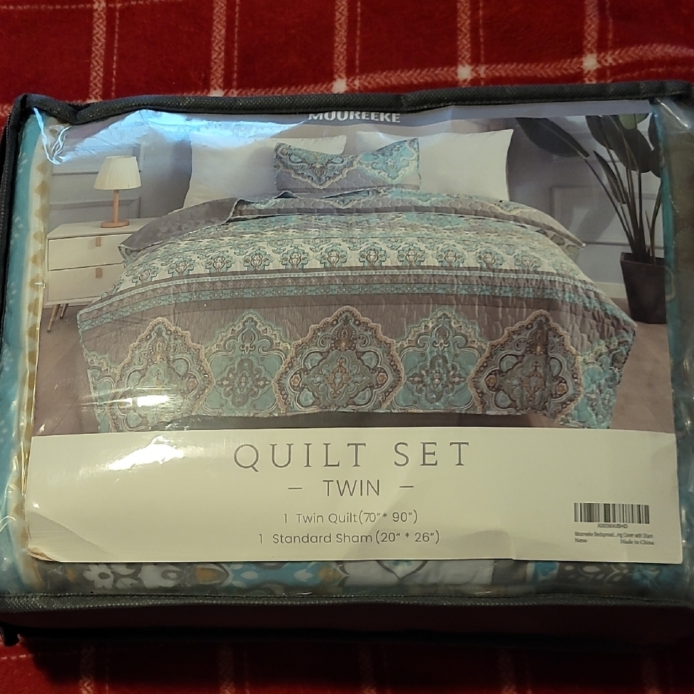 Blue and Gray Paisley Quilt Set for Elegant Bedding